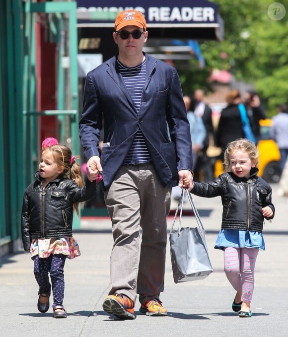 Matthew Broderick s'occupe de ses jumelles Marion et Tabitha. A New York, le 13 mai 2013.