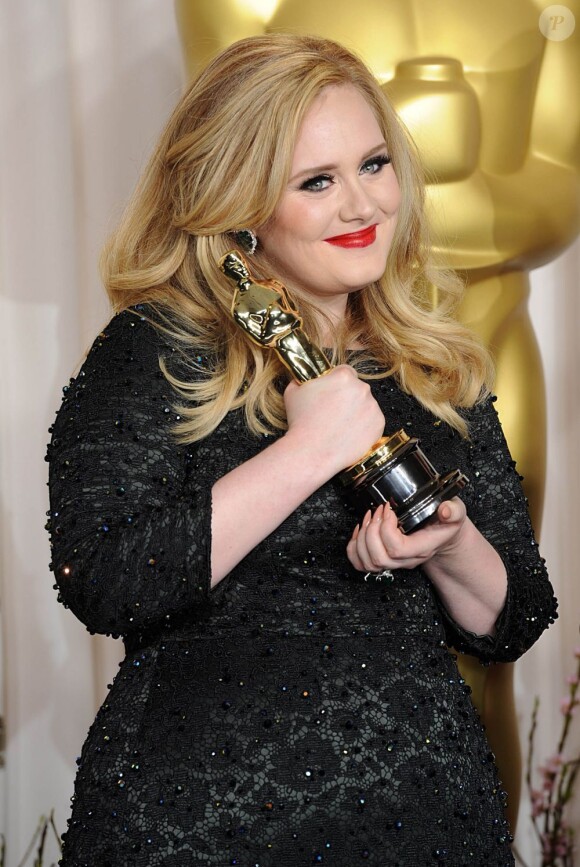 Adele et son Oscar de la meilleure chanson pour Skyfall, lors de la 85e cérémonie des Oscars à Hollywood, le 24 février 2013.