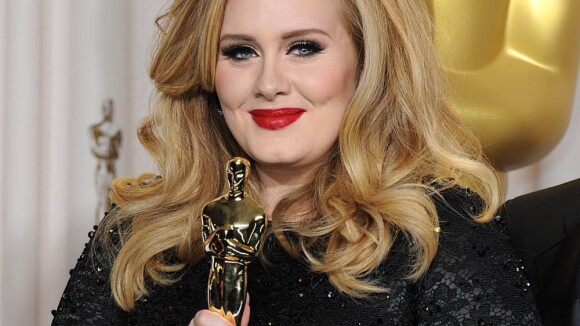 Adele : Consacrée par Elizabeth II après le triomphe aux Oscars
