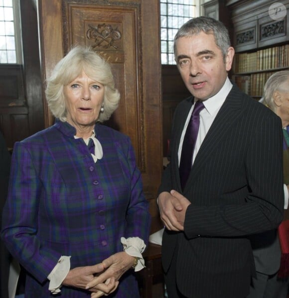 Camilla Parker Bowles et et Rowan Atkinson, au nouvel auditorium Shulman du Queen's College de Londres, le 14 novembre 2011. L'acteur va être fait Commandeur de l'Ordre de l'Empire britannique.