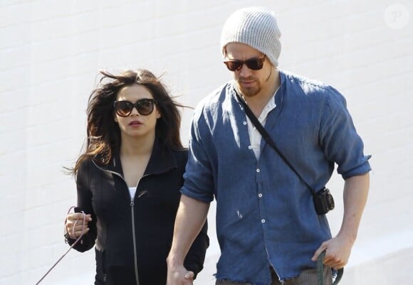 Channing Tatum et sa femme Jenna Dewan (enceinte) promènent leurs chiens dans les rues de Londres, le 27 mai 2013.
