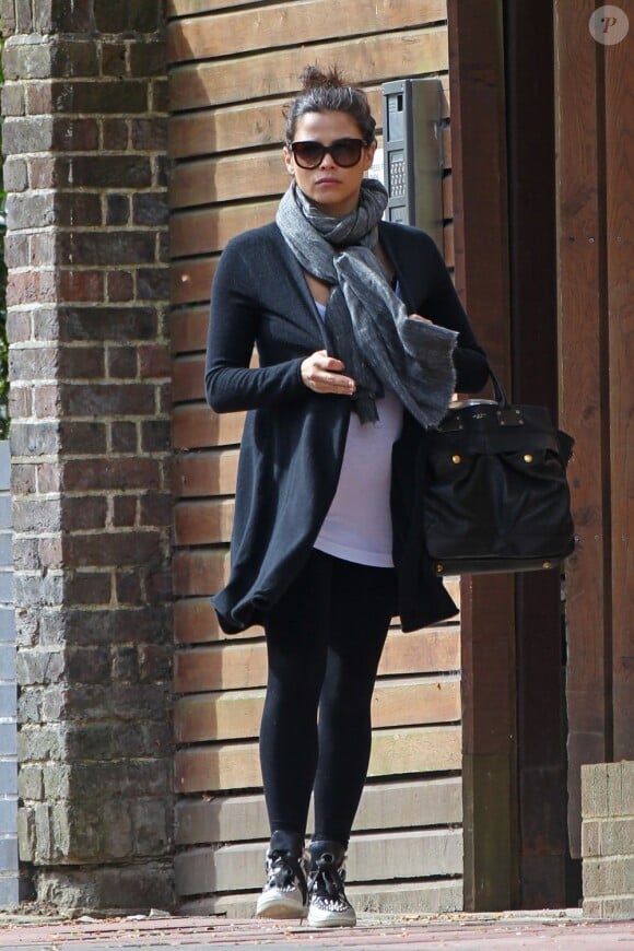 Jenna Dewan-Tatum enceinte se promène à Londres, le 9 mai 2013.