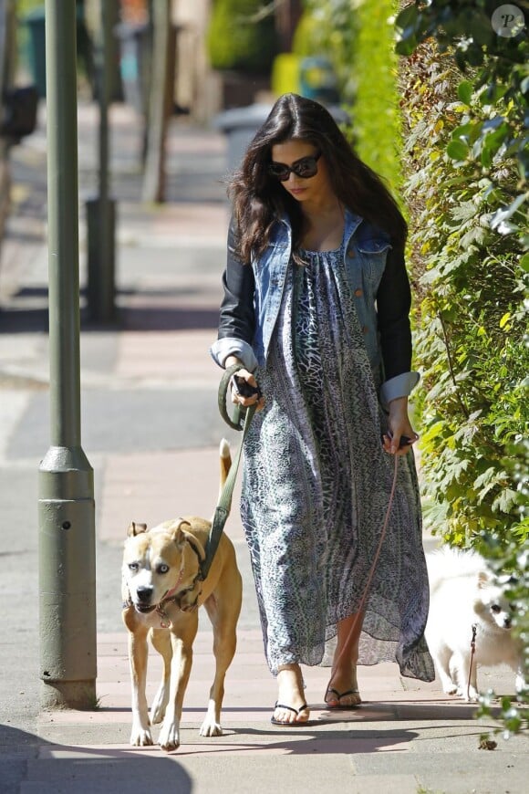 Jenna Dewan (enceinte) promène ses chiens à Londres, le 1er mai 2013.
