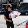 Jonathan Cheban se rend à l'hôpital Cedars-Sinai avec des fleurs pour féliciter Kim Kardashian après la naissance de sa fille. Los Angeles, le 15 juin 2013.