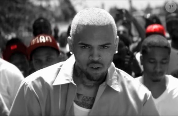 Chris Brown dans le clip de Don't Think They Know (feat. Aaliyah), son nouveau single.