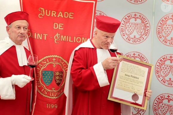 Philippe Etchebest était fait membre de la Jurade de Saint-Emilion le 16 juin 2013 à Saint-Emilion, avant l'ouverture de Vinexpo