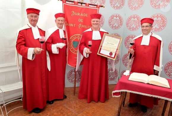 Philippe Etchebest était tout sourire après avoir été fait membre de la Jurade de Saint-Emilion le 16 juin 2013 à Saint-Emilion