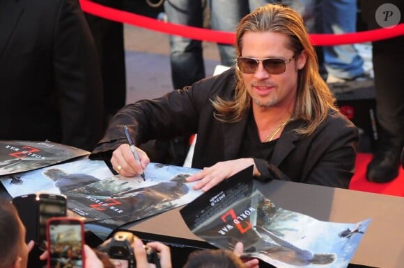 Brad Pitt signe des autographes à la première du film World War Z à New York, le 17 Juin 2013.