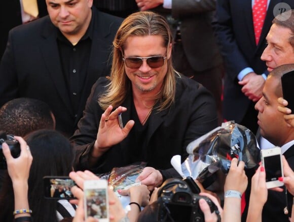 Brad Pitt face aux fans à la première du film World War Z à New York, le 17 Juin 2013.