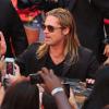 Brad Pitt face aux nombreux fans à la première du film World War Z à New York, le 17 Juin 2013.