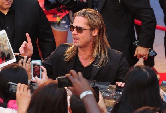 Brad Pitt face aux nombreux fans à la première du film World War Z à New York, le 17 Juin 2013.