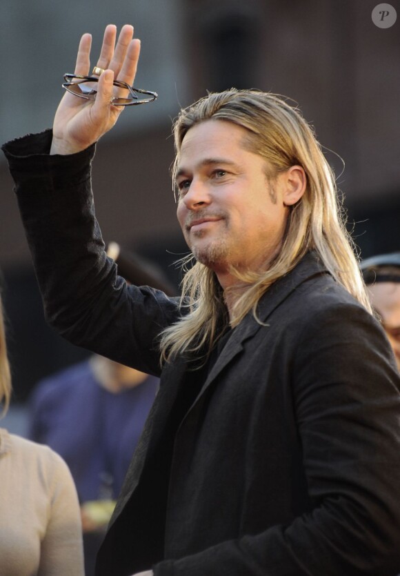 Brad Pitt salue les fans à la première du film World War Z à New York, le 17 Juin 2013.