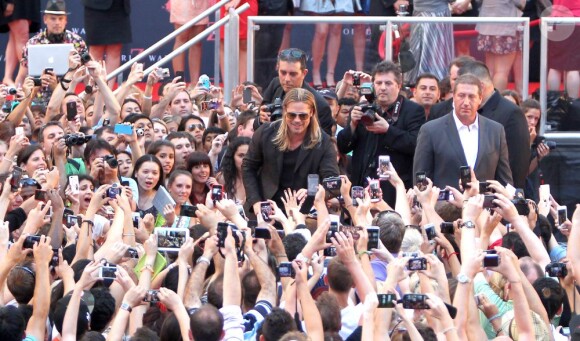 Brad Pitt accueilli comme une rockstar à la première du film World War Z à New York, le 17 Juin 2013.