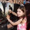 Sterling Jerins signe des autographes à la première du film World War Z à New York, le 17 Juin 2013.