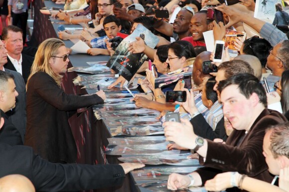 Brad Pitt aux autographes à la première du film World War Z à New York, le 17 Juin 2013.