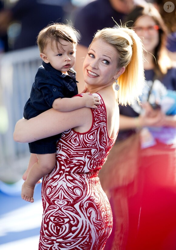 Melissa Joan Hart et son fils à la première mondiale de Monstres Academy au El Capitan Theatre de Los Angeles, le 17 juin 2013.