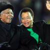 Nelson Mandela et sa femme Graça Machel à Johannesburg, le 11 juillet 2010.