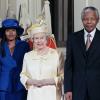 Le Duc d'Edimbourg, Elizabeth II, et Nelson Mandela avec sa fille Zenani, à Londres le 9 juillet 2000.
