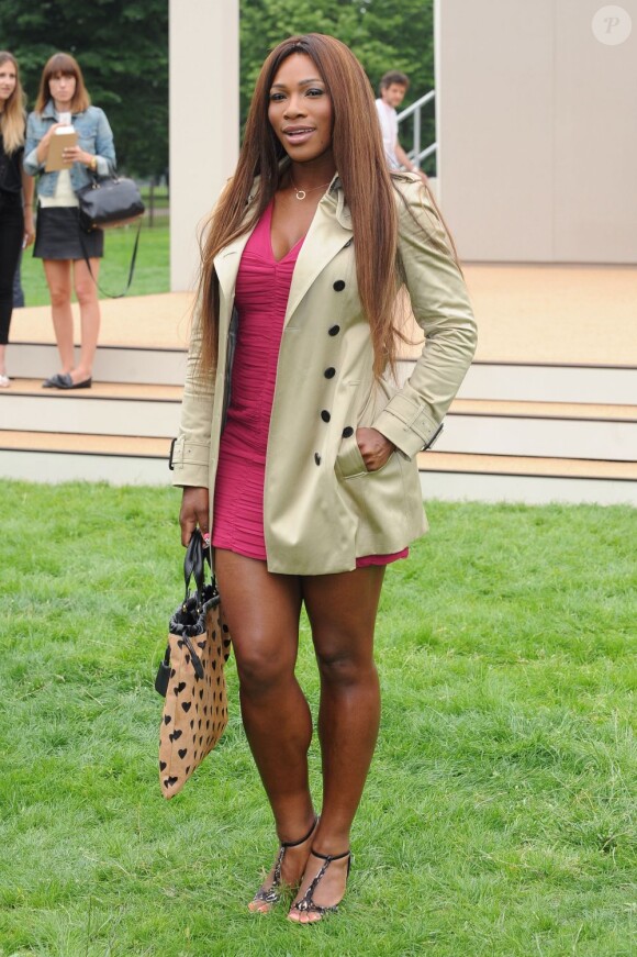 Serena Williams "en formes" lors de la présentation de la collection printemps-été 2014 de Burberry Prorsum à Perks Field, dans les jardins de Kensington à Londres le 18 juin 2013