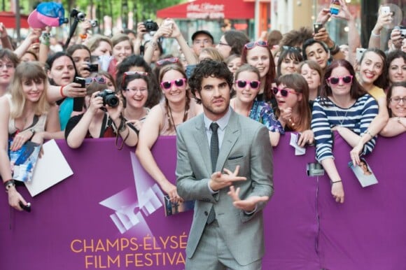Darren Criss avec les fans à la première du film Imogene en clôture du Champs-Elysées Film Festival à Paris, le 18 juin 2013.