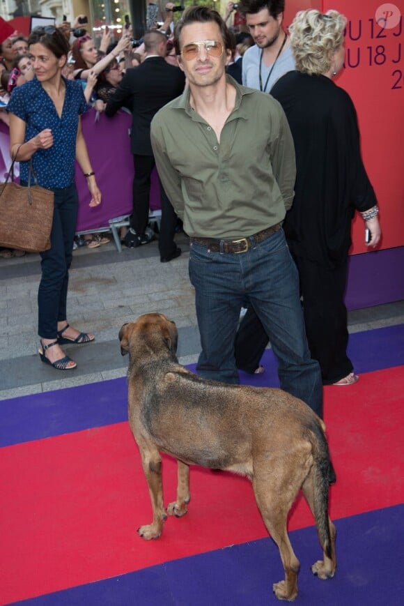 Olivier Martinez et sa chienne à la première du film Imogene en clôture du Champs-Elysées Film Festival à Paris, le 18 juin 2013.