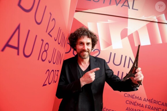 Exclusif - Simon Lelouch avec son prix du public pour un court métrage français en clôture du Champs-Elysées Film Festival à Paris, le 18 juin 2013.