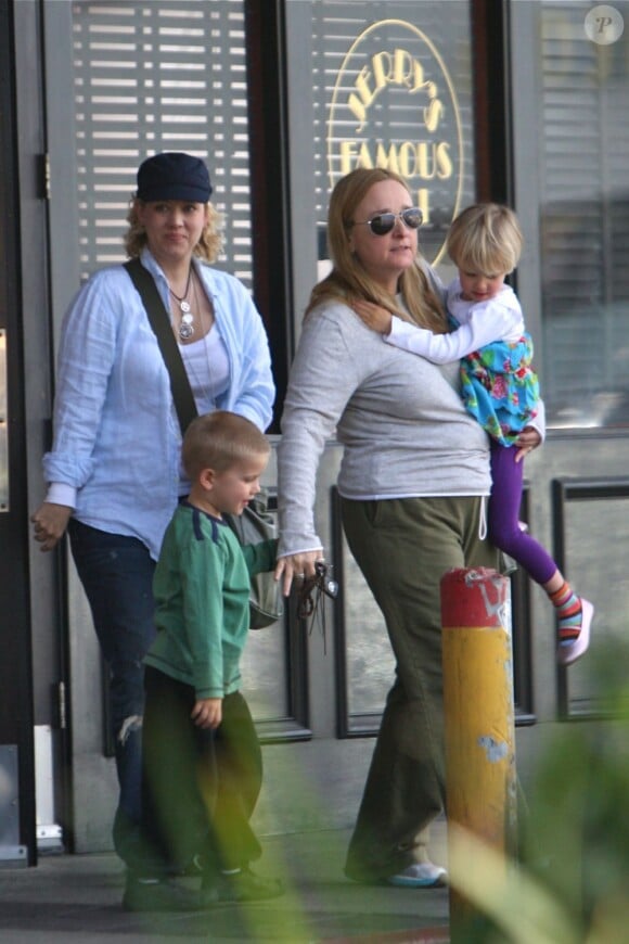 Melissa Etheridge et sa compagne Tammy Lynn Michaels avec leurs enfants à Woodland Hills en 2009