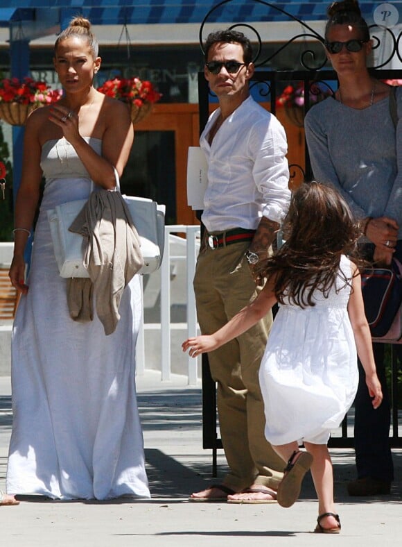 La chanteuse Jennifer Lopez et son ex-mari Marc Anthony vont chercher leur fille Emme à l'école, à Los Angeles, le 19 juin 2013.