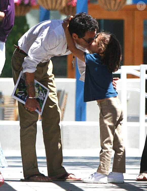 Jennifer Lopez et son ex-mari Marc Anthony vont chercher leurs jumeaux à l'école, à Los Angeles, le 19 juin 2013.