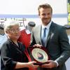 David Beckham a reçu un magnifique cadeau lors d'une cérémonie organisée en son honneur à Shangai le 17 juin 2013