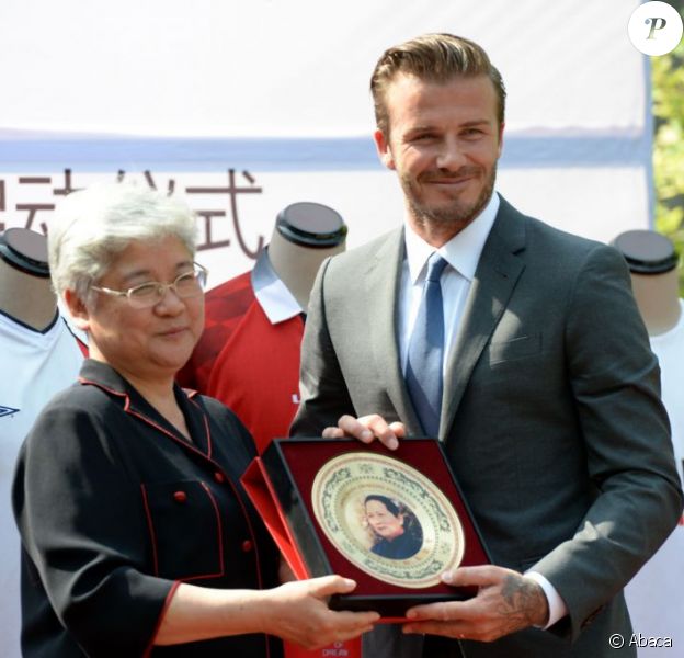 David Beckham a reçu un magnifique cadeau lors d'une cérémonie organisée en son honneur à Shangai le 17 juin 2013