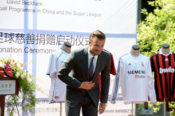 David Beckham salue la foule d'une cérémonie organisée en son honneur à Shangai le 17 juin 2013