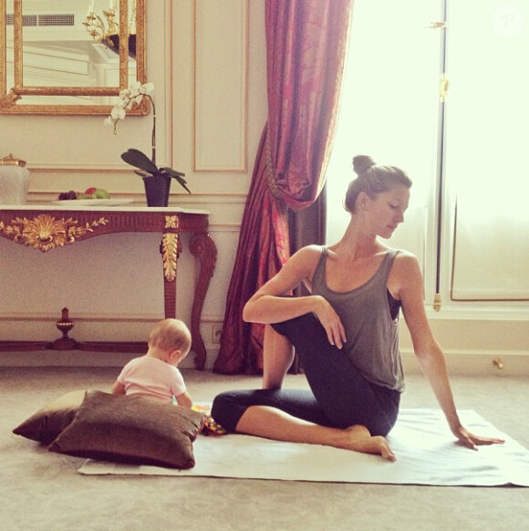 Gisele Bündchen a posté une photo sur son compte Instagram. Elle pratique son Yoga avec sa fille Vivian