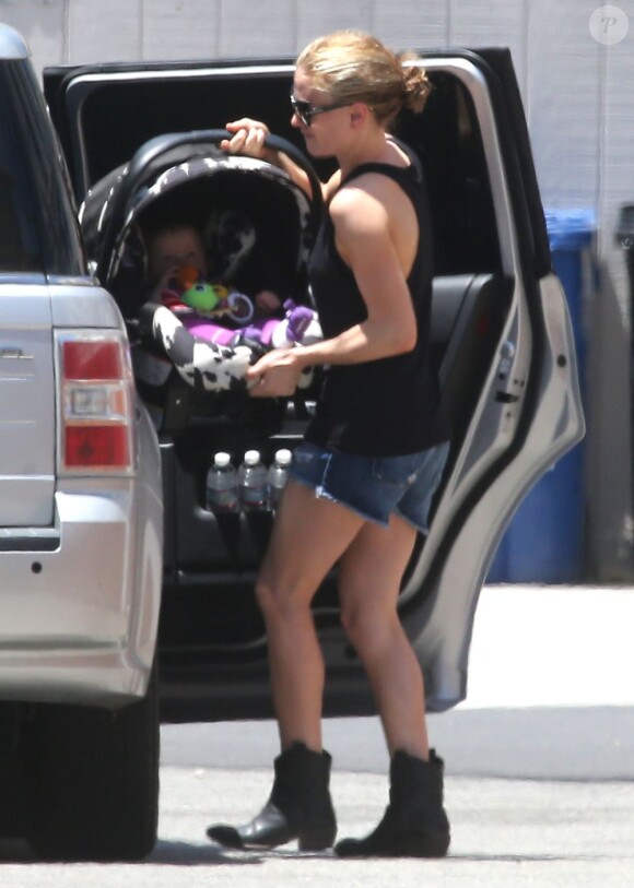 Exclusif - Anna Paquin de sortie avec ses jumeaux à Los Angeles le 19 juin 2013.