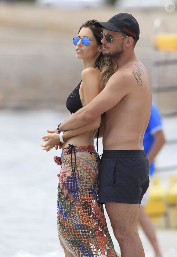 Le footballeur hollandais Wesley Sneijder et sa femme Yolanthe Cabau en vacances à Ibiza le 21 juin 2013.