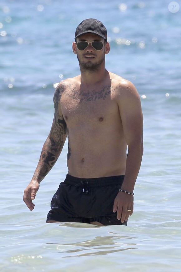 Le footballeur Wesley Sneijder en vacances avec sa femme Yolanthe Cabau à Ibiza le 21 juin 2013.