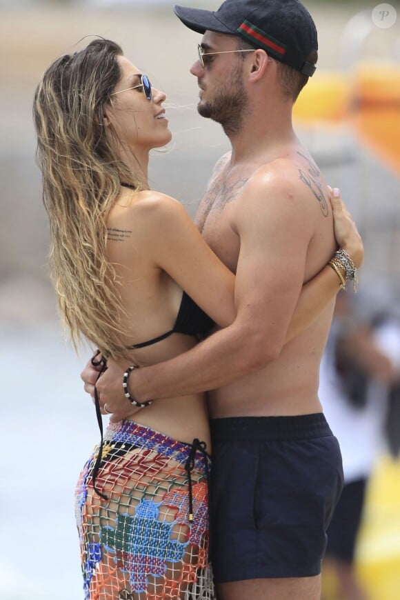 Le footballeur hollandais Wesley Sneijder et son épouse Yolanthe Cabau en vacances à Ibiza le 21 juin 2013.