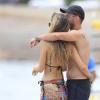 Le footballeur Wesley Sneijder et sa femme Yolanthe Cabau en vacances à Ibiza le 21 juin 2013.