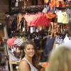 Khloe et Kourtney Kardashian font du shopping à Malibu, suivies par les caméras de leur émission de télé-réalité, Keeping up with the Kardashians. Le 20 juin 2013.
