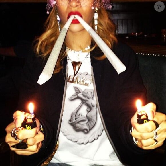 Rihanna aime fumer et le prouve sur Instagram en postant plusieurs photos d'elle à Amsterdam, s'adonnant à son hobby favori.