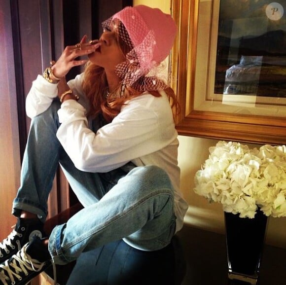 De passage à Amsterdam, Rihanna peut fumer de la weed en toute tranquilité. Cette photo postée sur Instagram et légendée d'un "#legalizeit" (Légalisez la) l'illustre parfaitement.