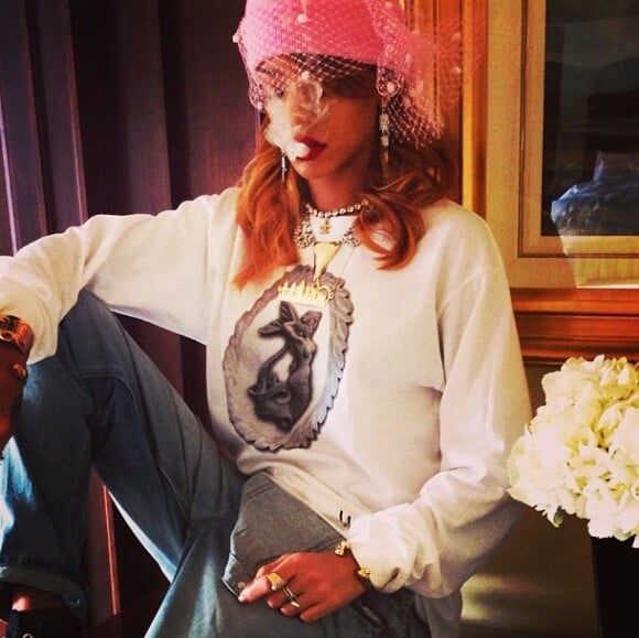 Rihanna a posté sur Instagram cette photo d'elle en train de fumer de la weed dans sa chambre d'hôtel à Amsterdam.