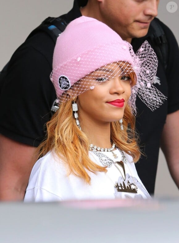Rihanna quitte son hôtel à Dublin et se rend à Amsterdam pour poursuivre son Diamonds World Tour. Le 22 juin 2013.