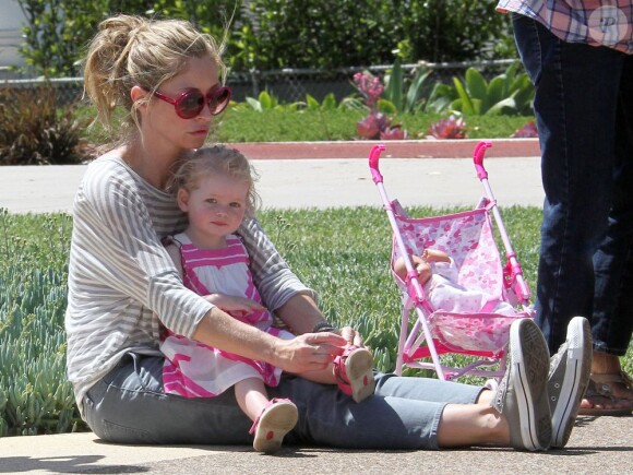 Rebecca Gayheart et ses deux filles : Billie et Georgia, le samedi 22 juin 2013 à Beverly Hills.