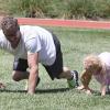 Eric Dane en plein fitness dans un parc de Bevery Hills, rejoint par sa femme Rebecca Gayheart et ses deux filles : Billie et Georgia, le samedi 22 juin 2013.