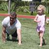 Le comédien Eric Dane en plein fitness dans un parc de Bevery Hills, rejoint par sa femme Rebecca Gayheart et ses deux filles : Billie et Georgia, le samedi 22 juin 2013.