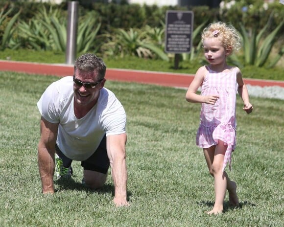 Le comédien Eric Dane en plein fitness dans un parc de Bevery Hills, rejoint par sa femme Rebecca Gayheart et ses deux filles : Billie et Georgia, le samedi 22 juin 2013.