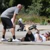 Eric Dane en plein fitness dans un parc de Bevery Hills, rejoint par sa femme Rebecca Gayheart et ses deux filles : Billie et Georgia, le samedi 22 juin 2013.