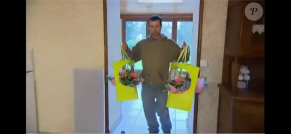 Nicolas arrive avec des fleurs dans L'amour est dans le pré 8, lundi 24 juin 2013 sur M6