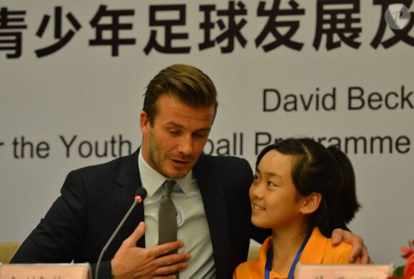 David Beckham raconte sa vie à une jeune Chinoise lors d'une cofnérence de presse le 21 juin 2013 à Hangzhou lors d'une visite de sept jours en Chine où le Spice Boy va promouvoir le championnat du pays